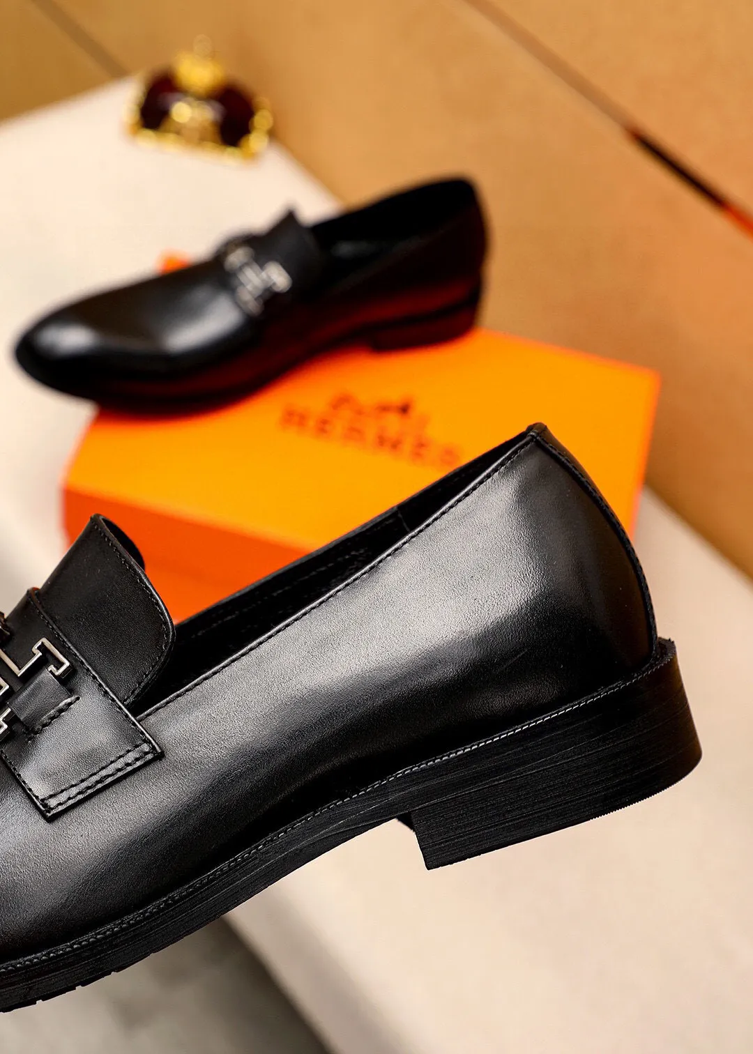Men's shoes 💰460 💐 Product trademark: HERMES "Hermès" casual leather shoes Regular size: 38-44 (45🉑️customized) Product materials: Selected imported first-layer open-edge beaded cowhide upper, imported water-dyed 🐂 cowhide lining. Strong three-dimensional visual effect, combined outsole Color: 2⃣️colors available